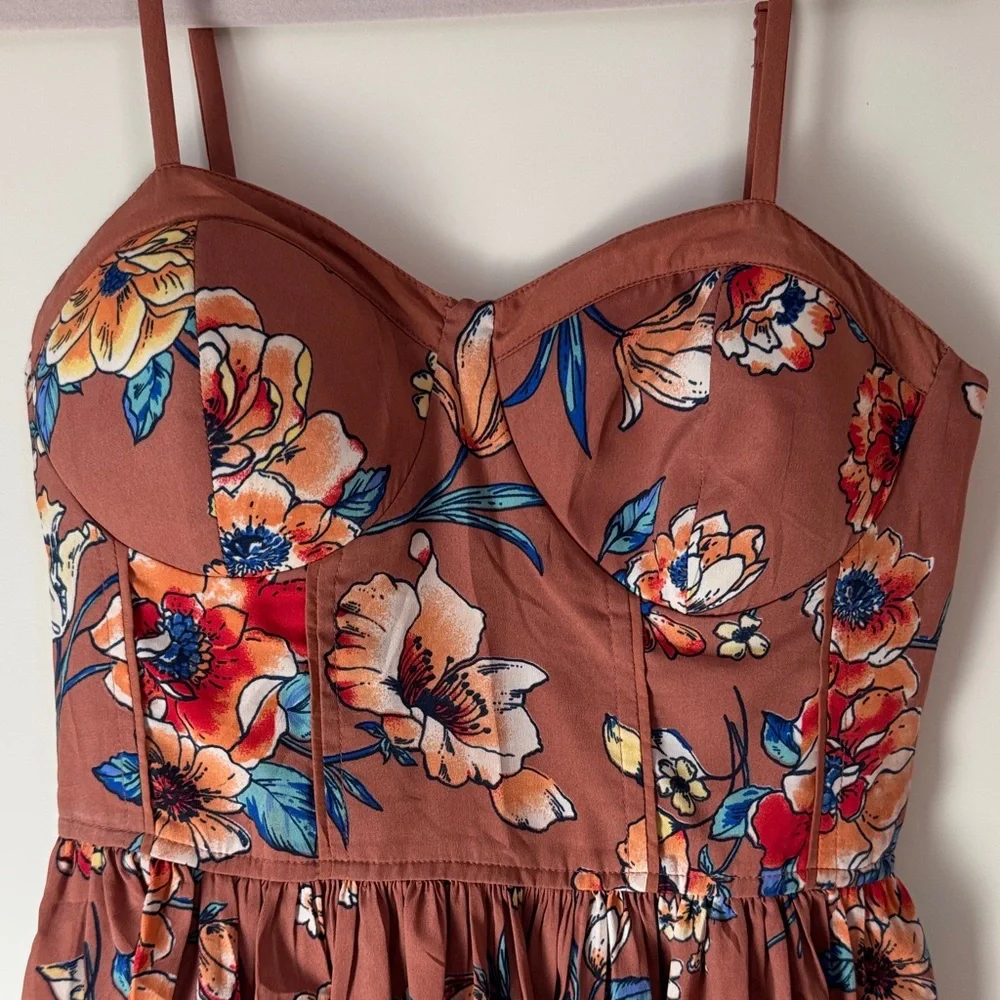 Floral Dress with pockets and adjustable straps. - Picture 3 of 12